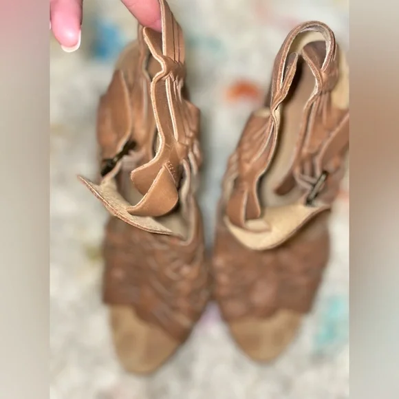 Naughty Monkey Woven Leather Heels - Picture 9 of 9